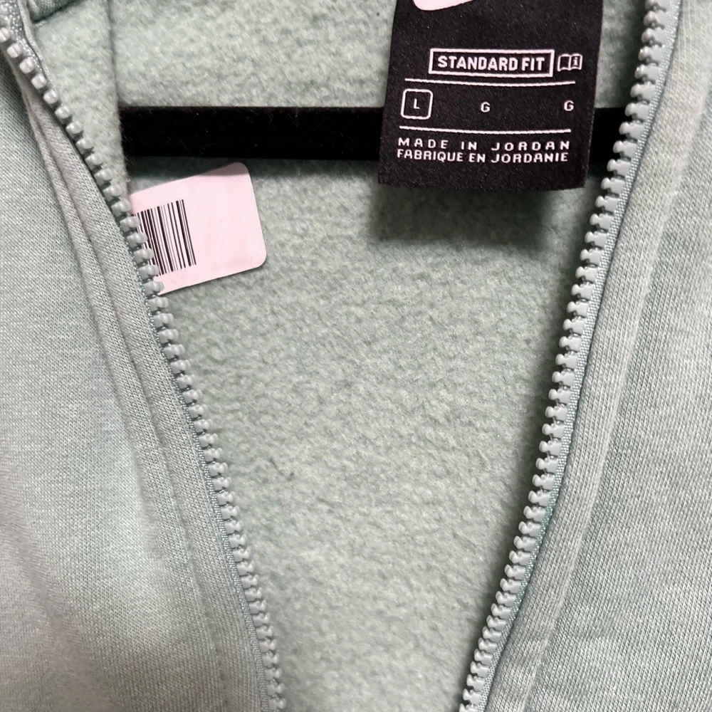 Nike size m dri-fit - Picture 5 of 5